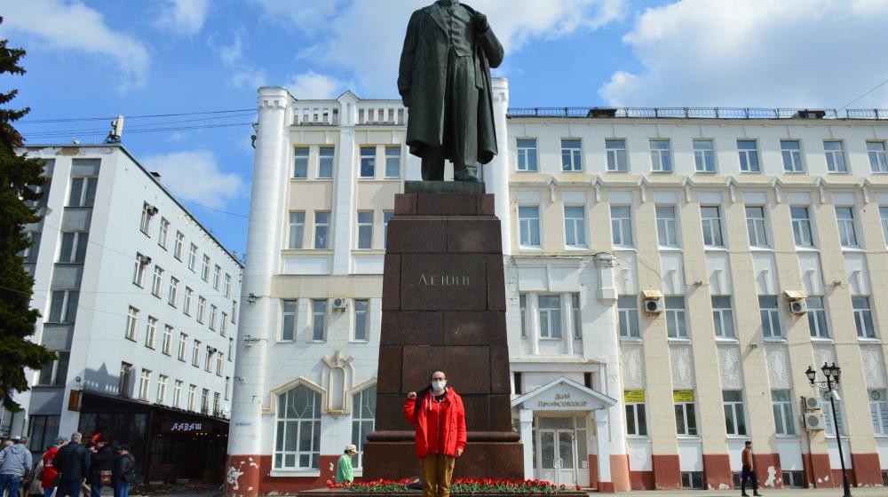 Ивановские коммунисты возложили цвету к памятнику Ленину