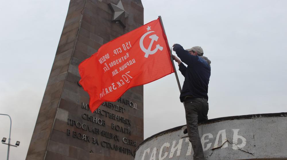 В Волгограде коммунисты провели акции в честь Дня Знамени Победы