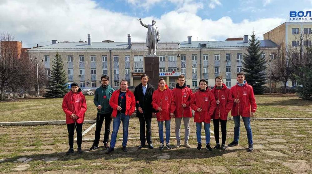 Коммунисты Чувашии отметили 151-ю годовщину со дня рождения В.И. Ленина возложением цветов к его памятникам