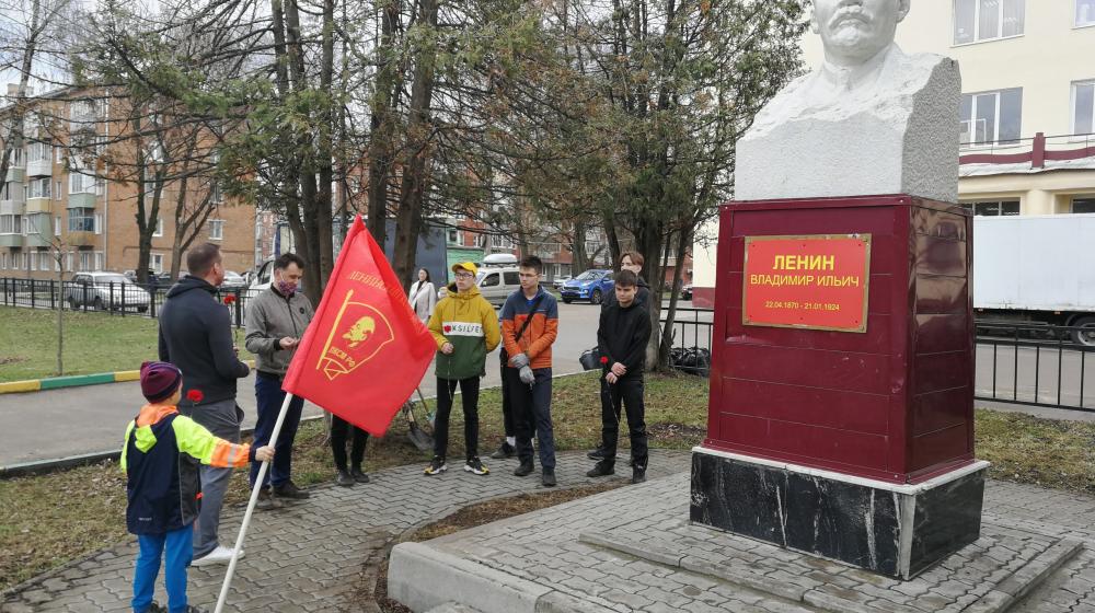 Комсомольцы Пролетарского района Тулы провели субботник у бюста В.И. Ленина