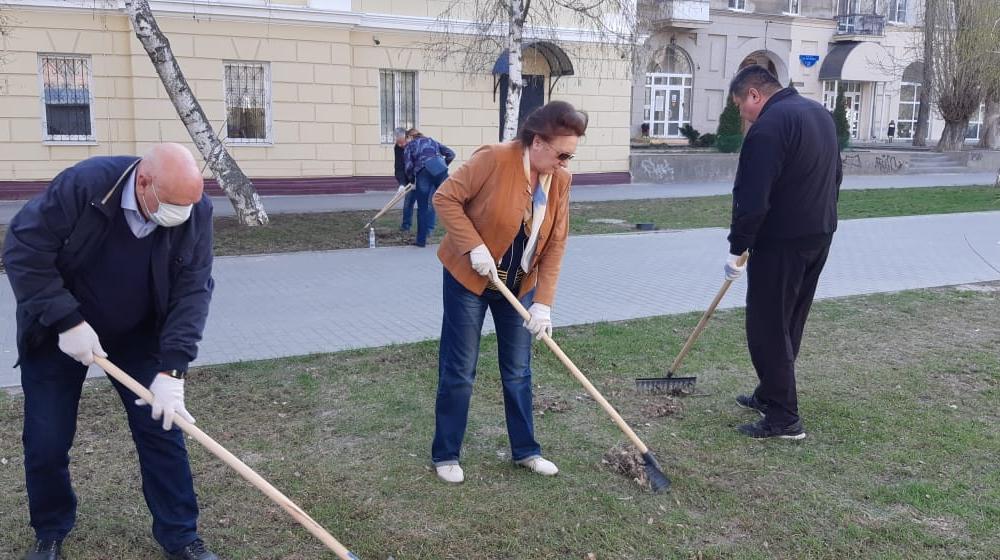 В Волгограде депутаты-коммунисты приняли участие в субботнике