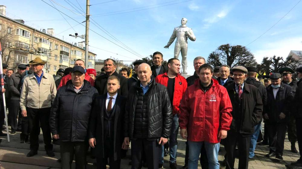 В юбилей космонавтики коммунисты Чувашии почтили пионеров космоса
