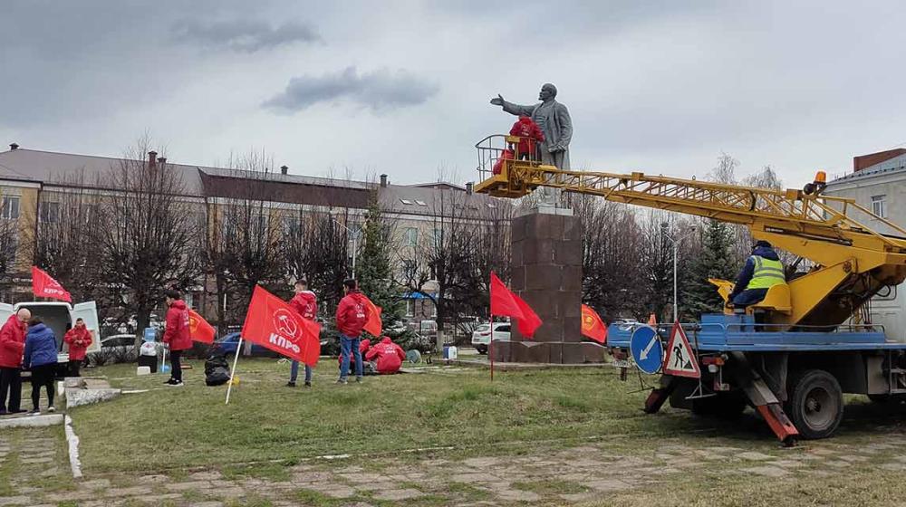 Чувашия. В Чебоксарах на субботнике молодые коммунисты и комсомольцы покрасили памятник В.И. Ленину
