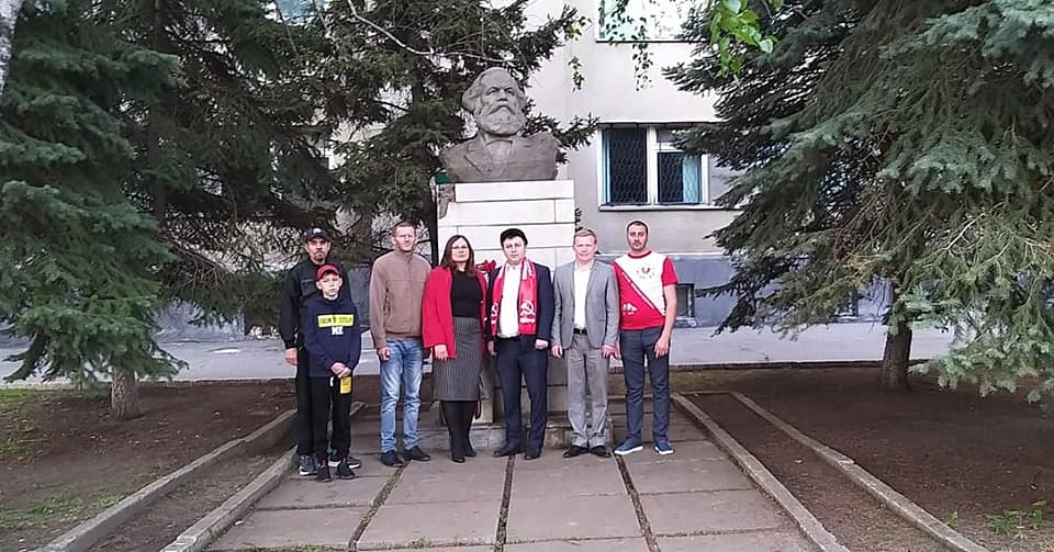 Коммунисты Карачаево-Черкесской Республики возложили цветы к памятнику Карлу Марксу