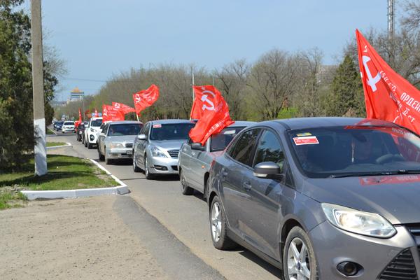 Коммунисты Калмыкии организовали праздничный автомарш, посвященный Первомаю