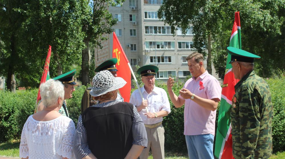 Депутат Госдумы Сергей Гаврилов и коммунисты Воронежа поздравили ветеранов с Днем пограничных войск России