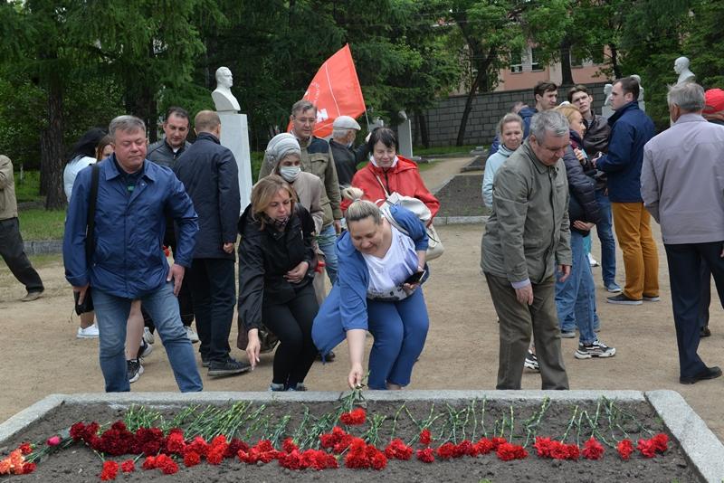 Отблески пламени Парижской коммуны в далекой Сибири: Новосибирцы возложили цветы к мемориальной плите Адриена Лежена