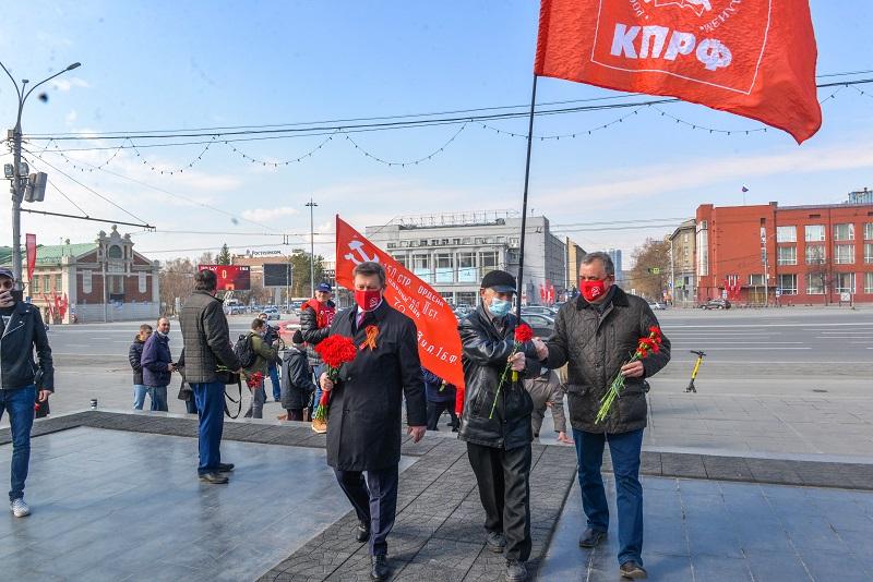 Первомай-2021: новосибирские коммунисты провели автопробег и возложили цветы на площади Ленина