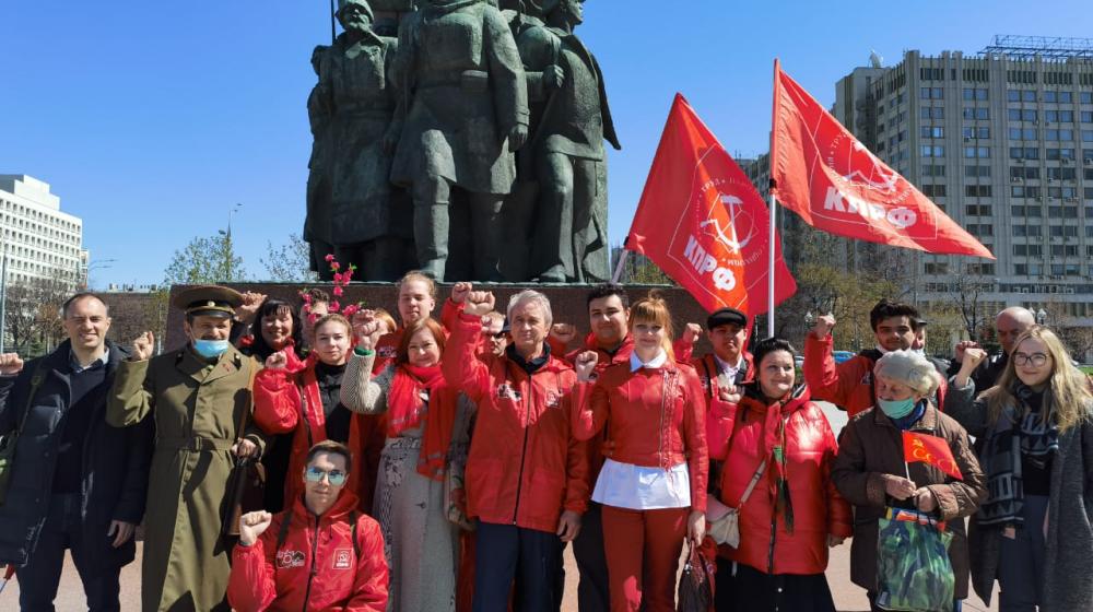 Первомай в Москве: цветы - Ленину