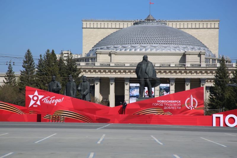 Танк-34 возглавил парад Победы в Новосибирске