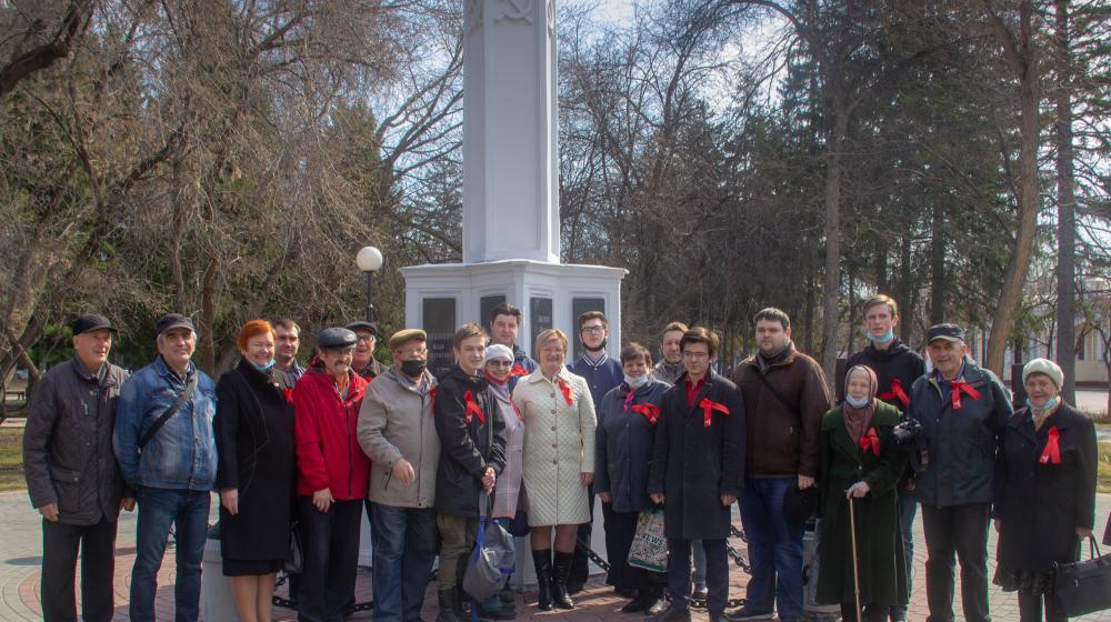 Томские коммунисты отметили Первомай одиночными пикетами и возложением цветов