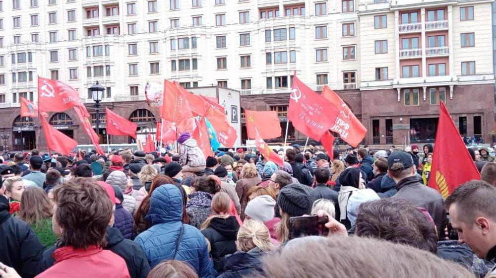 9 мая коммунисты прошли по центру Москвы под красными знаменами