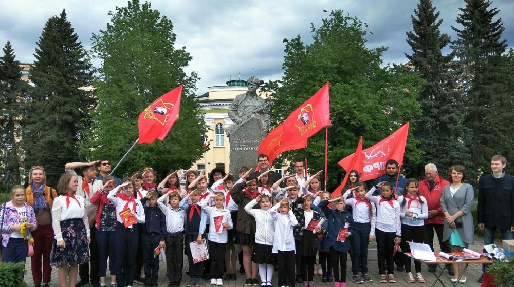 В Великом Новгороде состоялась торжественная линейка, посвящённая 99-летию со дня образования пионерской организации