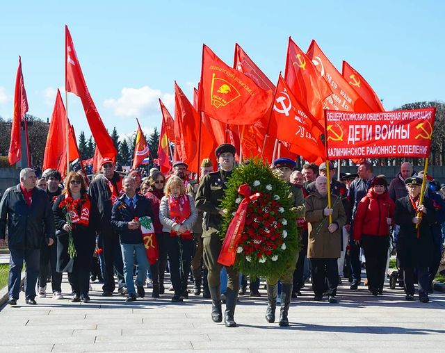 Санкт-Петербург. Коммунисты возложили цветы на Пискарёвском мемориальном кладбище