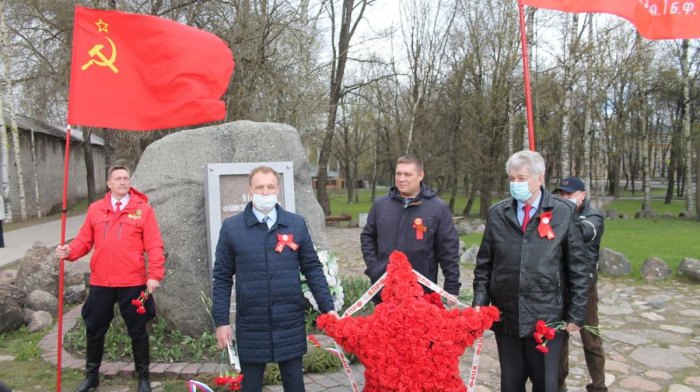 Коммунисты Пскова почтили память советских воинов и партизан