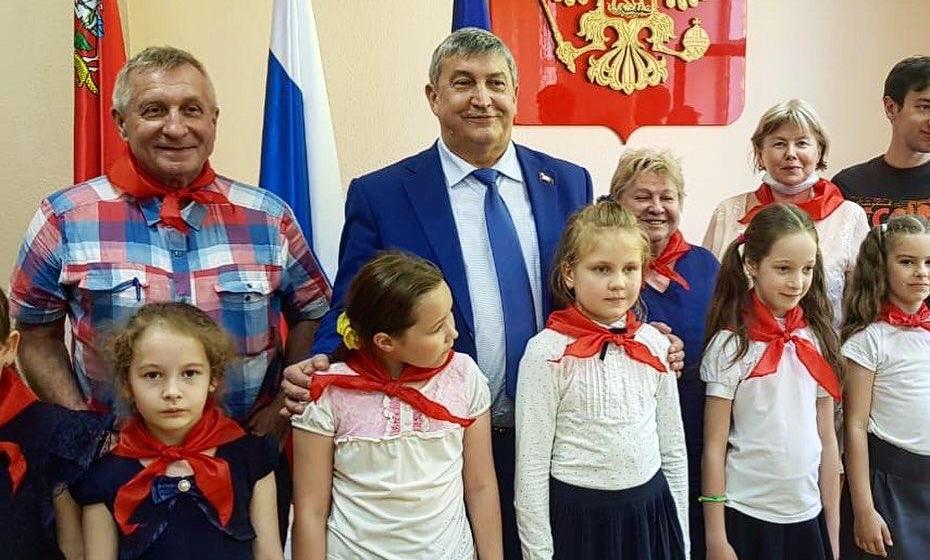 Подмосковные коммунисты: МК КПРФ принял в пионеры сотни новых мальчишек и девчонок