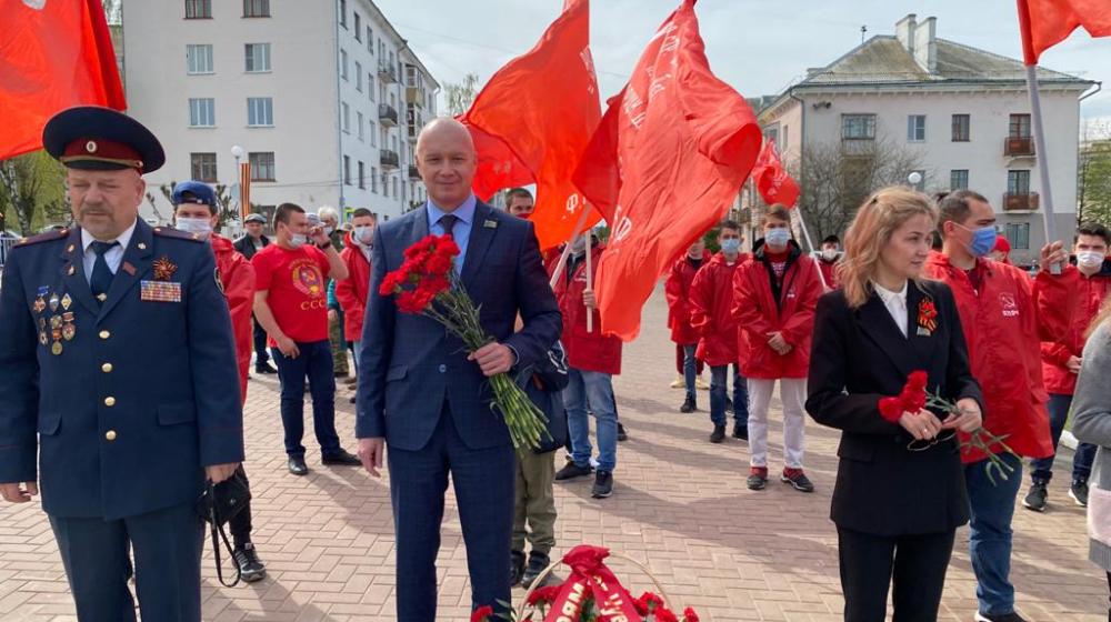 Коммунисты Чувашии и их верные сторонники отметили 9 Мая с копиями знамени Победы в руках