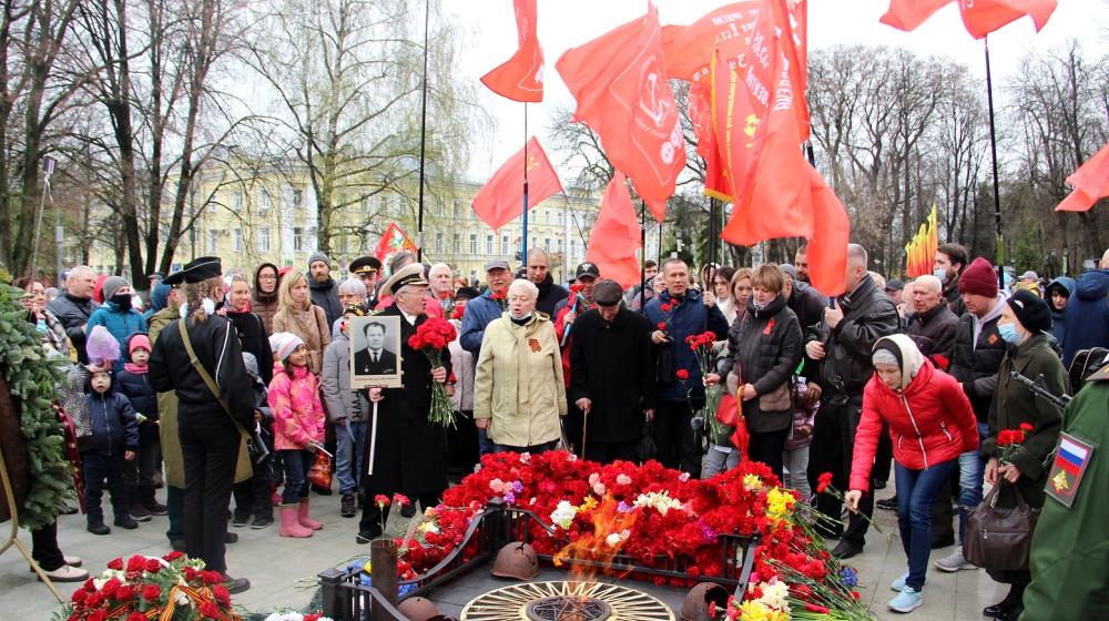В день Победы ярославские коммунисты возложили красные гвоздики к Вечному огню