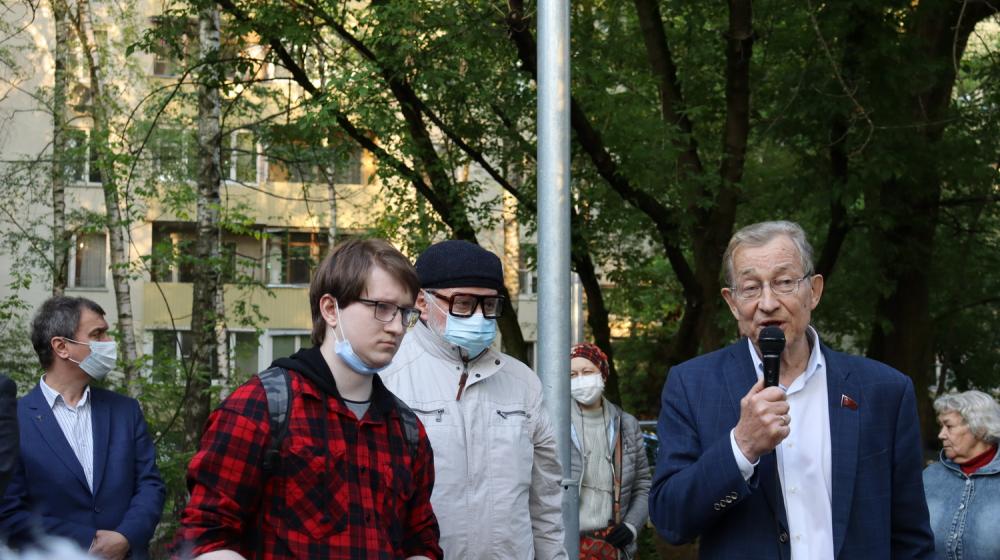 Москва. В.Г. Поздняков принял участие во встрече с жителями Шукино, чтобы отстоять парк возле Курчатовского ДК