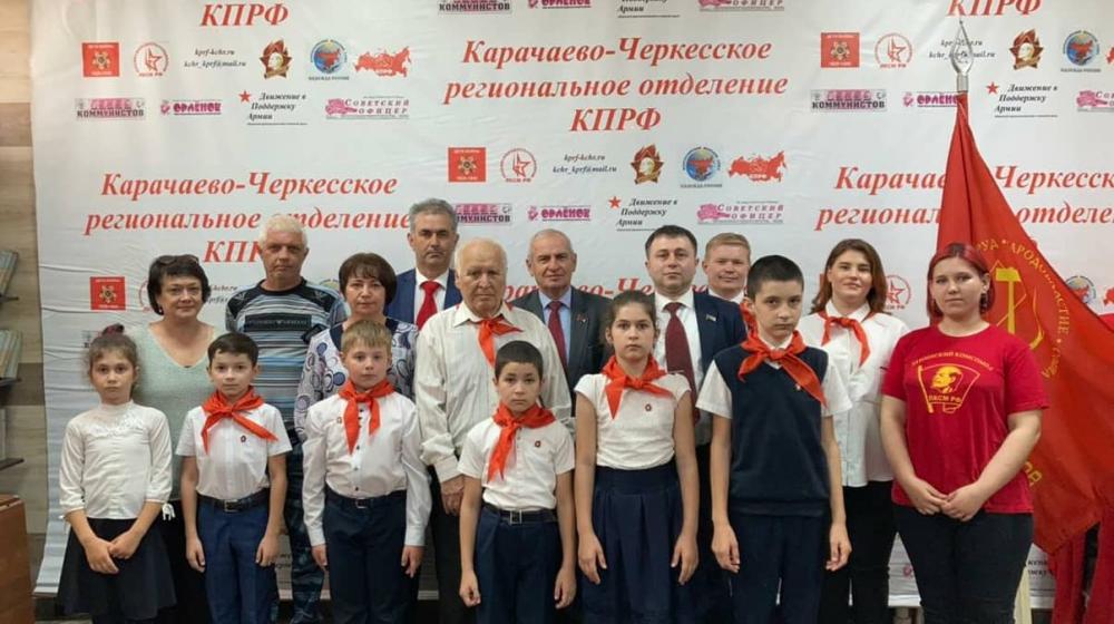 В Карачаево-Черкесии в День пионерии состоялись слет юных патриотов, прием в ряды пионерской организации, встречи с ветеранами, субботник, возложения цветов, музейный урок