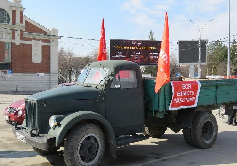 Полиция помешала КПРФ провести автопробег в честь Первомая в центре Новосибирска