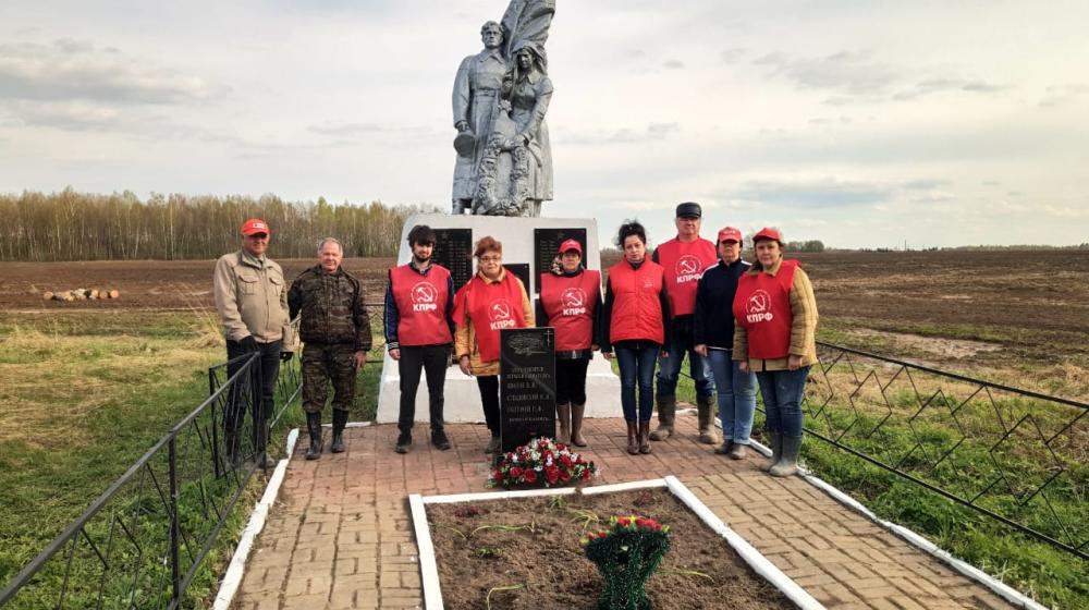 Калужские коммунисты привели в порядок воинское захоронение и памятник советским воинам
