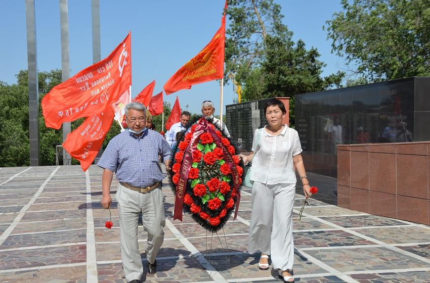 Коммунисты Калмыкии отметили День памяти и скорби