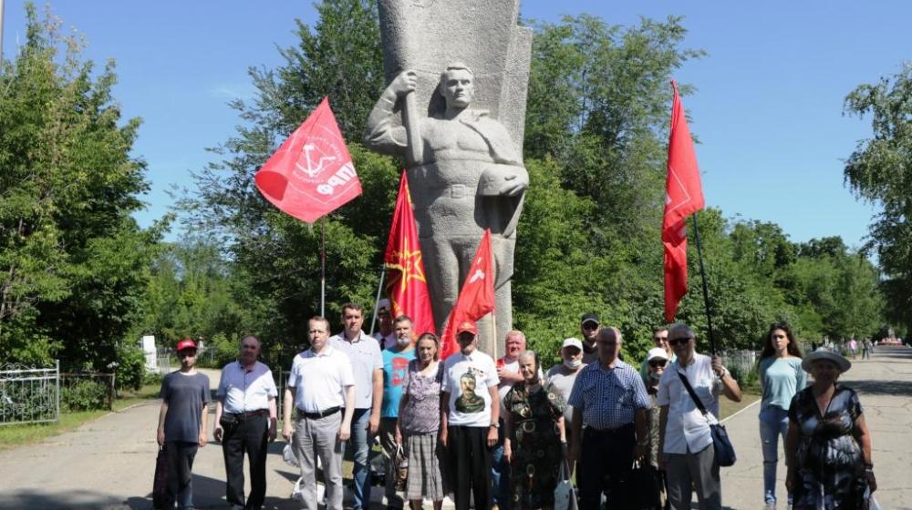 Саратовские коммунисты отметили День памяти и скорби