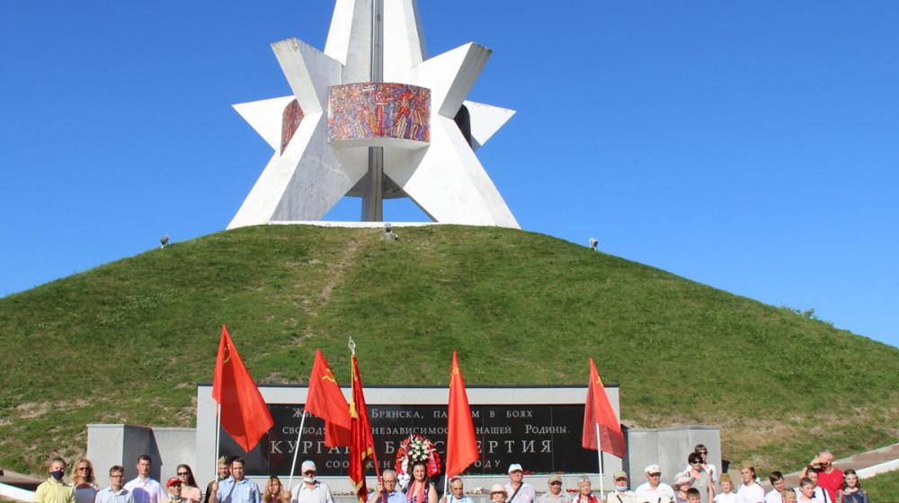 Брянские коммунисты провели памятную акцию  «Зажги свечу» и концерт-реквием