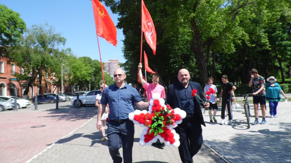Амурская область. Коммунисты Благовещенска возложили цветы павшим воинам