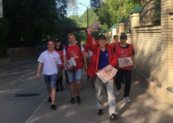 Саратовский комсомол провел акцию "Красные в городе"