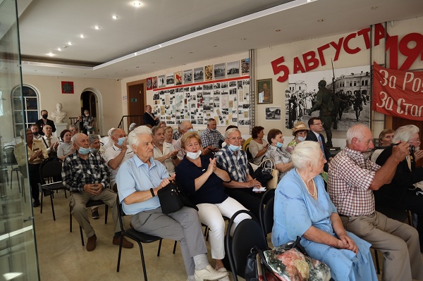 Теплая встреча молодежи с поколением победителей в Орловской области
