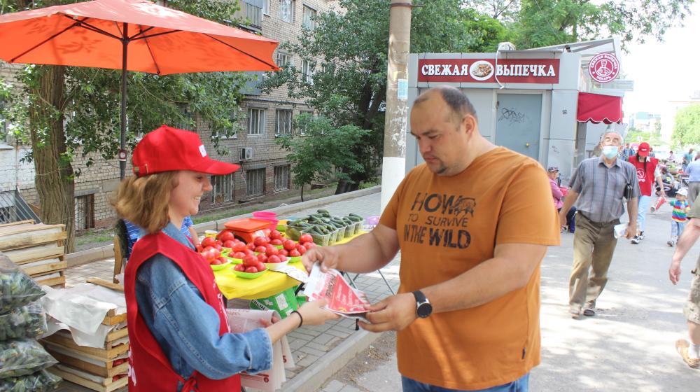 Волгоградская область. Активисты КПРФ и ЛКСМ РФ распространяют спецвыпуск газеты «Сталинградская трибуна»