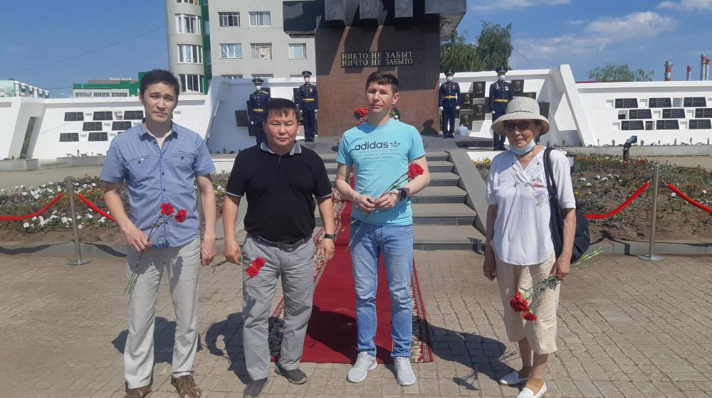 Коммунисты Якутии возложили цветы к монументу Победы «Всадник Манчаары»