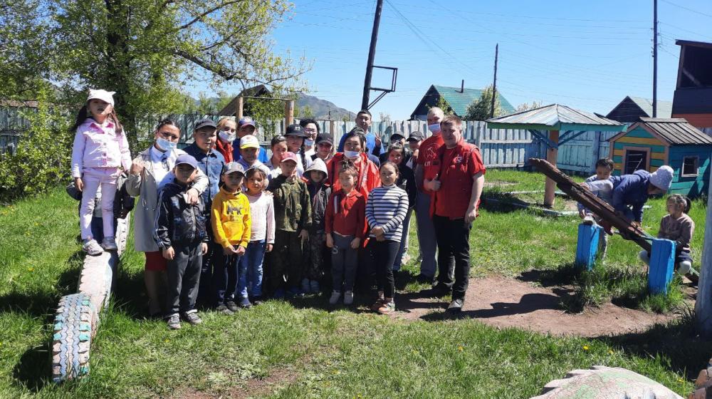 Тыва. Ребятишки Турана рады вниманию и подаркам от коммунистов Республики