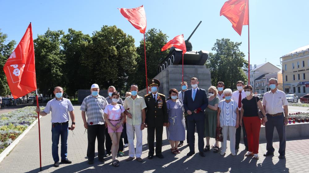 Орловский горком КПРФ в День памяти и скорби провёл памятные мероприятия в сквере Танкистов