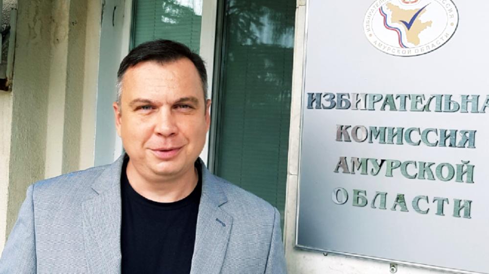 Амурский избирком выдал удостоверение кандидата в депутаты Госдумы Роману Кобызову