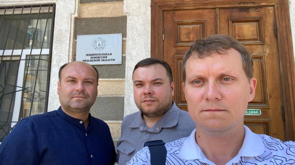 Рязанская область. Кандидат в Госдуму от КПРФ Евгений Морозов сдал документы в избирательную комиссию