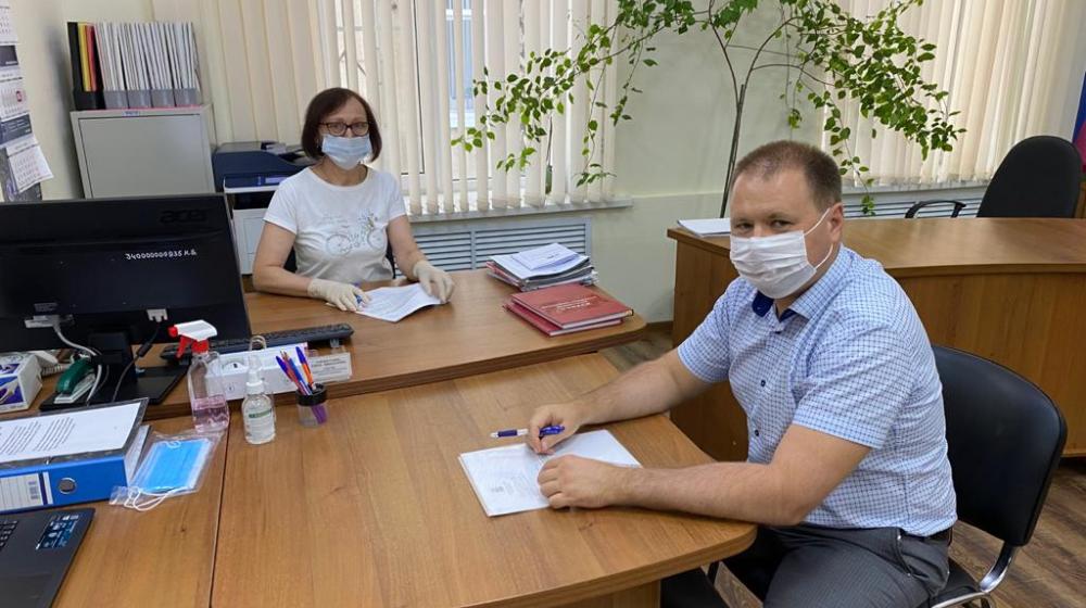 Молодые кубанские активисты КПРФ сдают в окружные комиссии документы для регистрации кандидатами в депутаты Госдумы