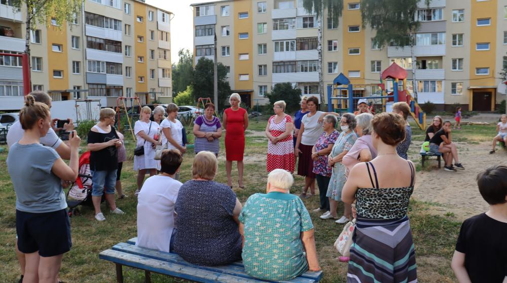Ярославская область. Депутаты от КПРФ помогают жителям Резинотехники решить проблему благоустройства дворовой территории