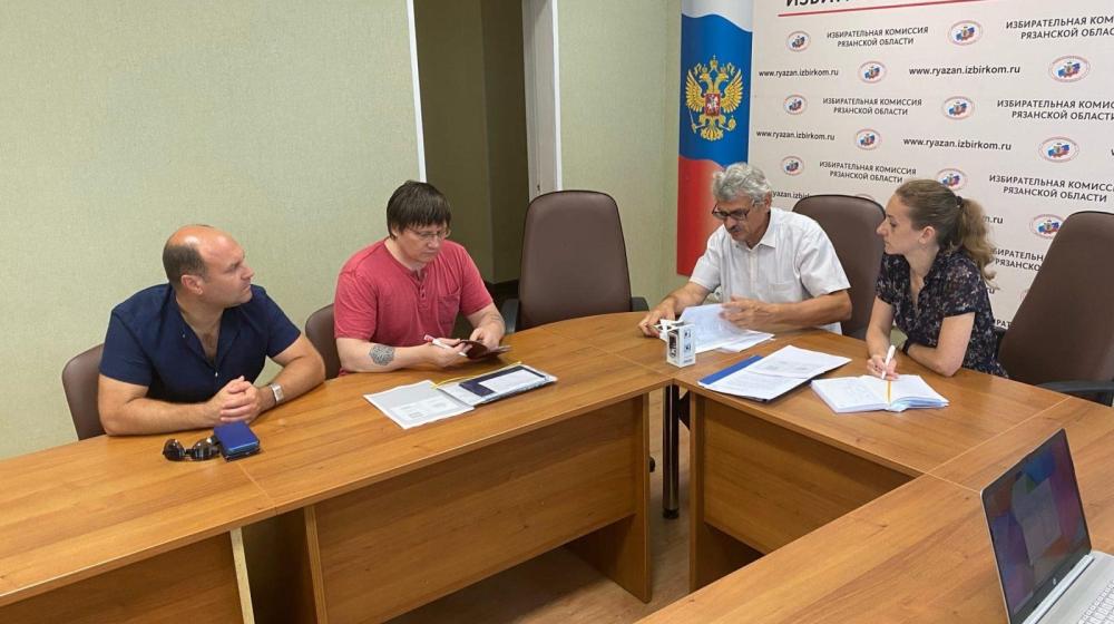 Кандидат в Госдуму от КПРФ Олег Струков сдал документы в избирательную комиссию