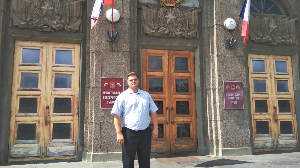Новгородская область. Кандидат в депутаты Государственной Думы по одномандатному округу от КПРФ Никита Макаревич подал документы в избирательную комиссию