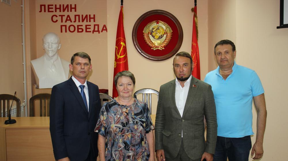 Волгоградская область. Кандидаты в депутаты Госдумы от КПРФ сдали необходимые документы в избирком для регистрации