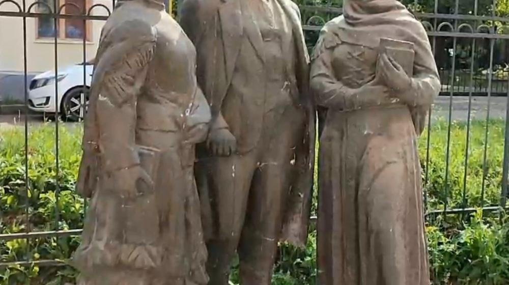 В Смоленске установлена скульптура «Ленин и делегатки»