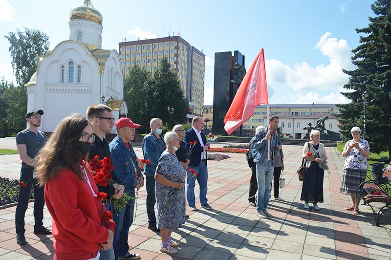 Жители Иваново возложили цветы к Мемориальному камню рабочим, расстрелянным 10 августа 1915 года