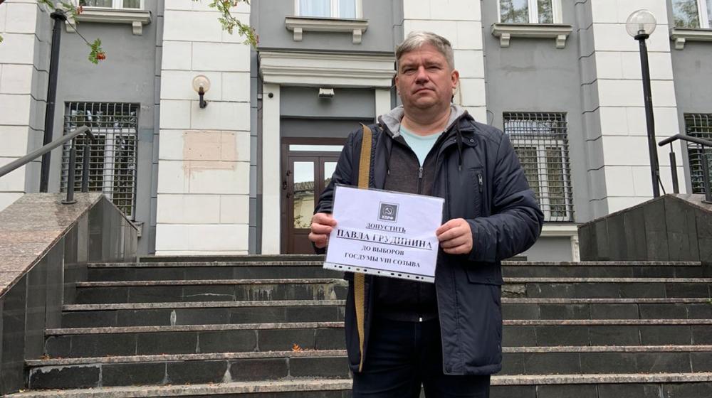 В Мурманске прошел одиночный пикет в поддержку П.Н. Грудинина
