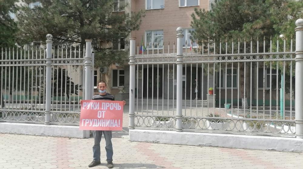 Дагестанские коммунисты провели одиночные пикеты