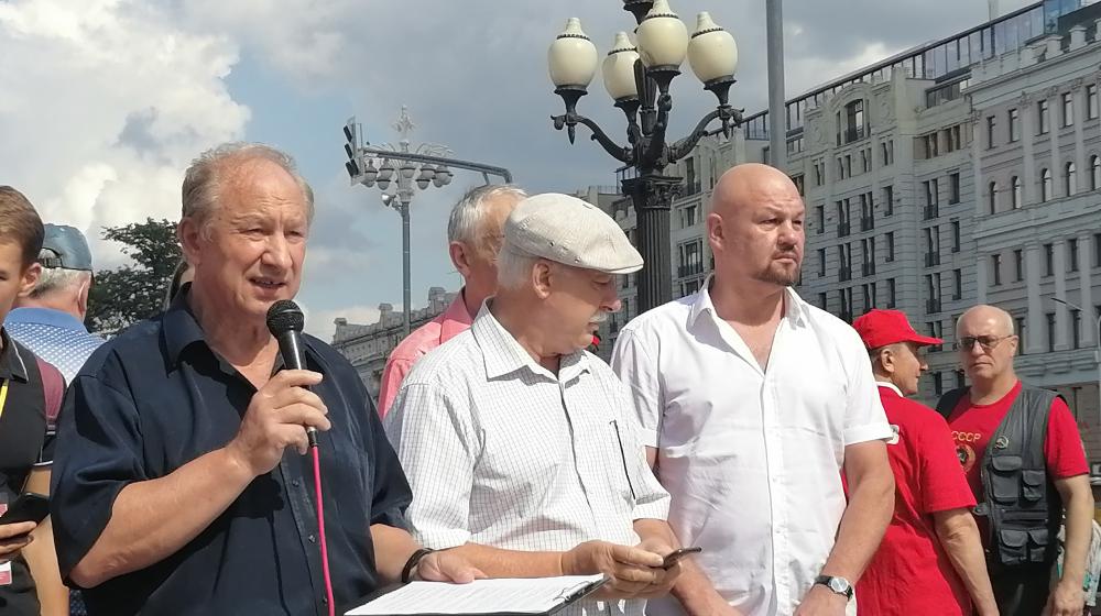Депутаты-коммунисты провели встречу с избирателями в центре российской столицы