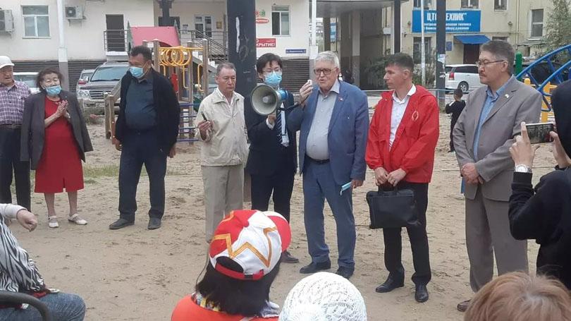 Депутаты-коммунисты встретились с жителями Якутска