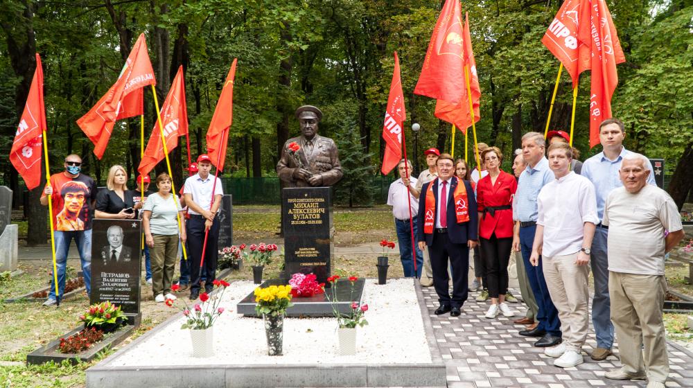 Курские коммунисты приняли участие в церемонии открытия бюста героя Советского Союза М.А. Булатова,